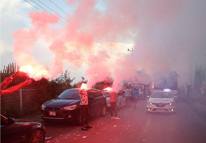 Trabzonspor şampiyon gibi uğurlandı Büyük coşku...