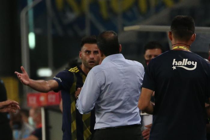 Fenerbahçede gergin anlar... Volkan Demirelden Deniz Türüçe: Otur yerine