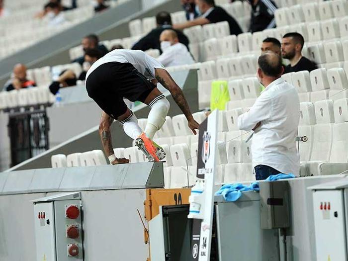 Beşiktaşta Kevin Prince Boatengden formayı yere atma açıklaması