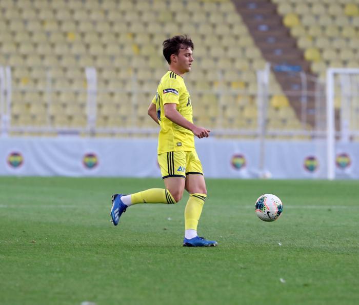Fenerbahçe Şükrü Saracoğluna geri döndü, genç futbolcu göze girdi