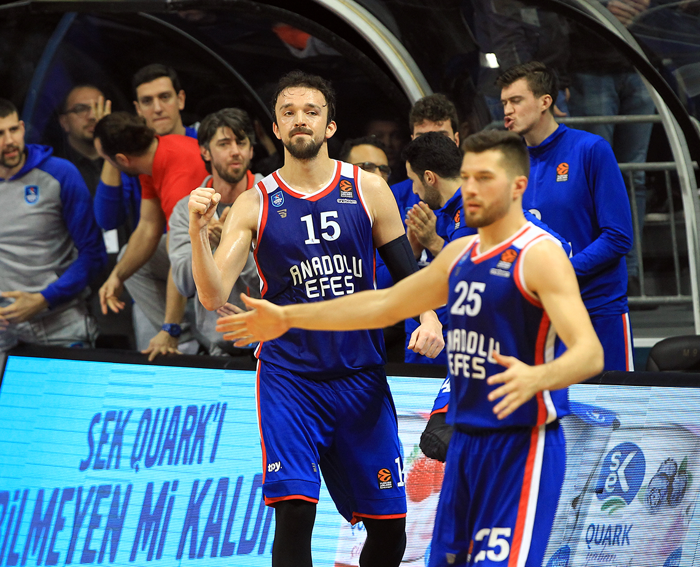 Fenerbahçe Beko - Anadolu Efes maçından ekrana yansımayanlar