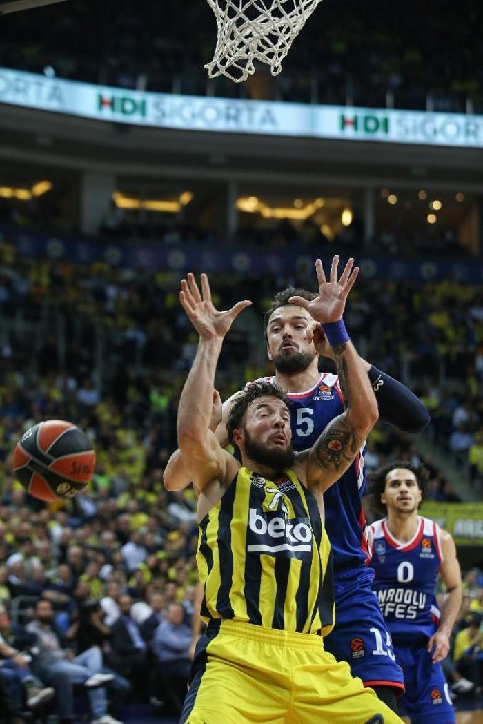 Fenerbahçe Beko - Anadolu Efes maçından ekrana yansımayanlar