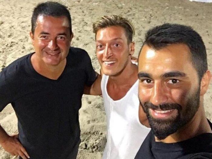 Serhat Akın, Mesut Özil sorusuna çıldırdı Fenerbahçeye niye gelsin