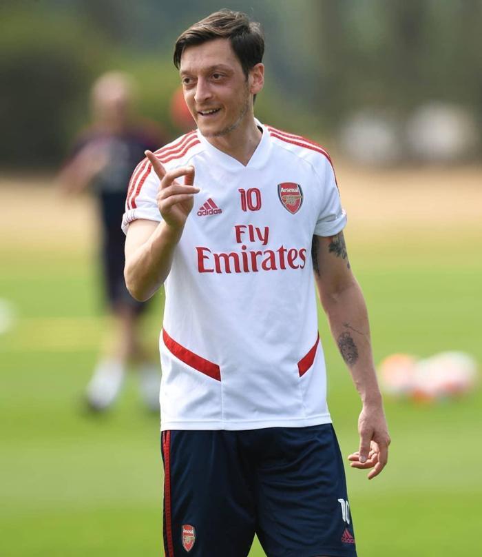 Serhat Akın, Mesut Özil sorusuna çıldırdı Fenerbahçeye niye gelsin