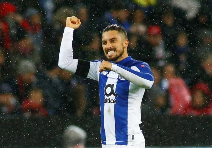 Galatasarayda Mert Hakan Yandaş transferinin parası Alex Tellesten