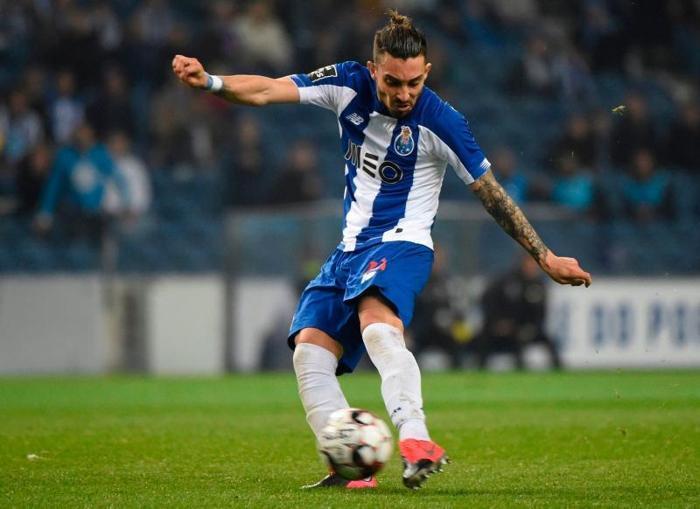 Galatasarayda Mert Hakan Yandaş transferinin parası Alex Tellesten
