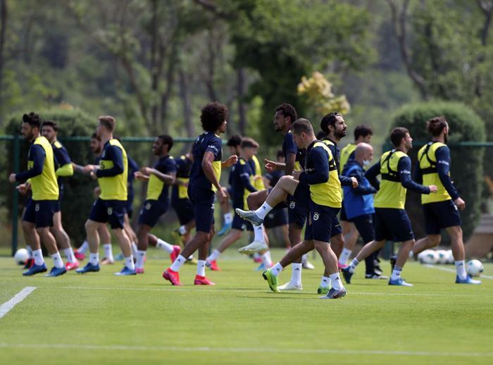 Fenerbahçe Rivada kampa girdi Aurelio işbaşı yaptı