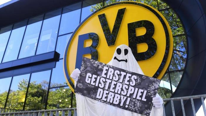 Futbola dönen Almanya Bundesligada dikkat çeken görüntüler