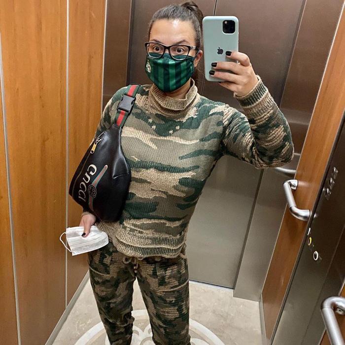 Çift maske takıyor