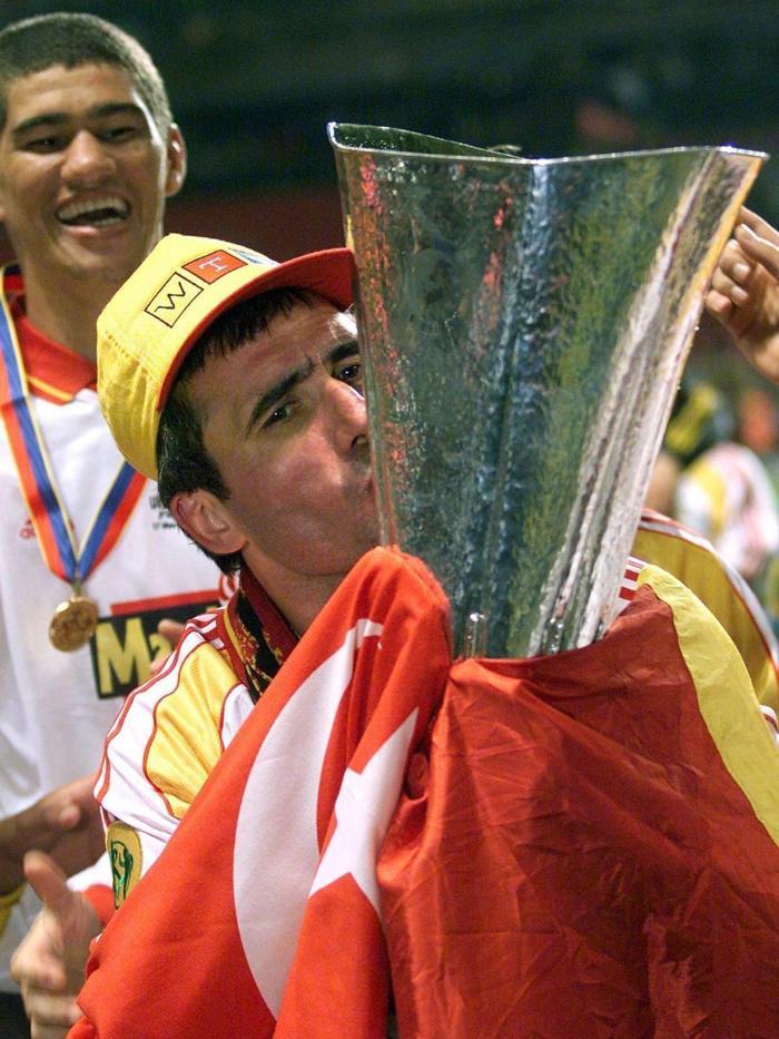 17 Mayıs 2000 Galatasaray, UEFA Kupasının 20. yıl dönümünü kutluyor