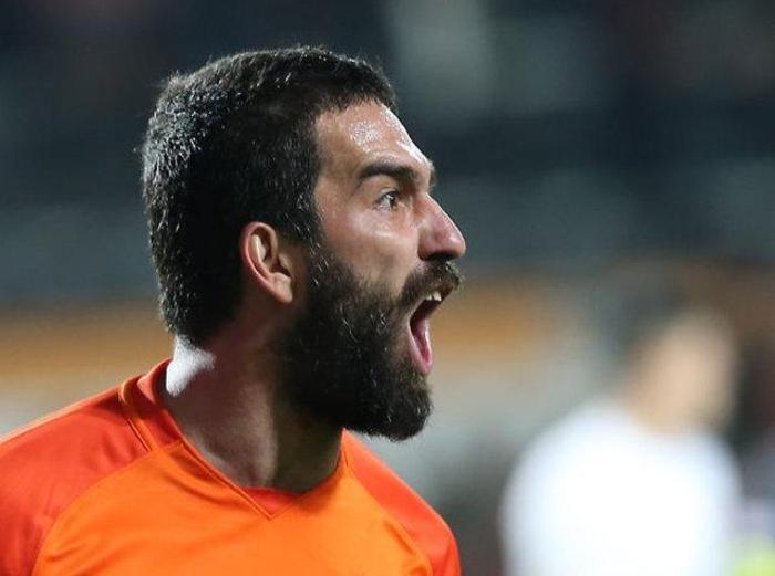 Berkay, Arda Turanın sahibi olduğu mekana gitti