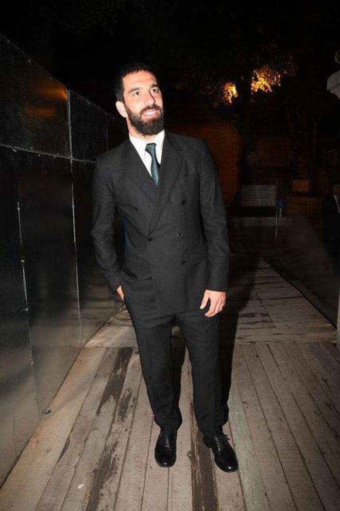 Berkay, Arda Turanın sahibi olduğu mekana gitti