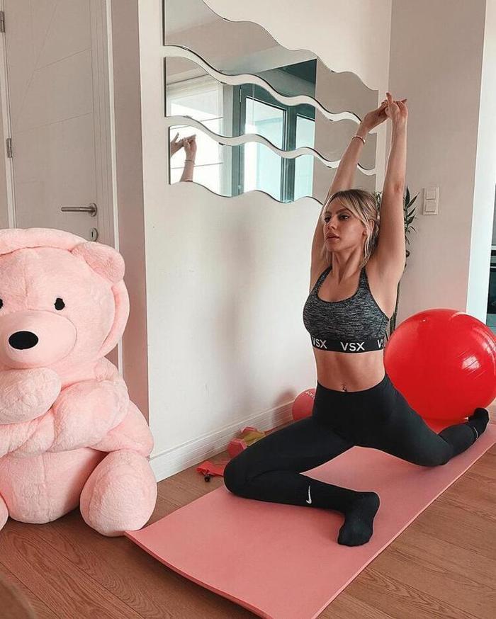 Ünlüler karantina günlerinde evlerini spor salonuna çevirdi