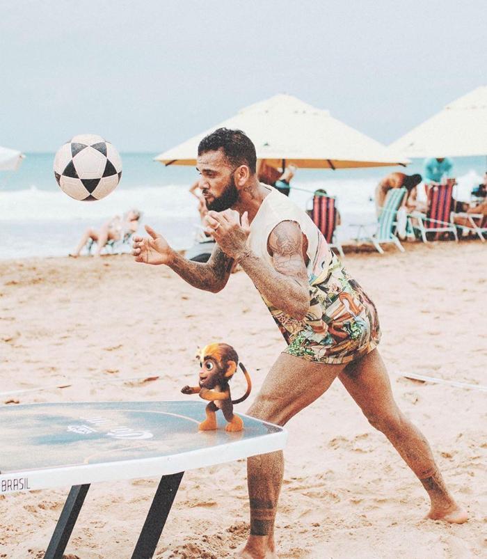 Dani Alves, plajlarda hünerlerini sergiliyor