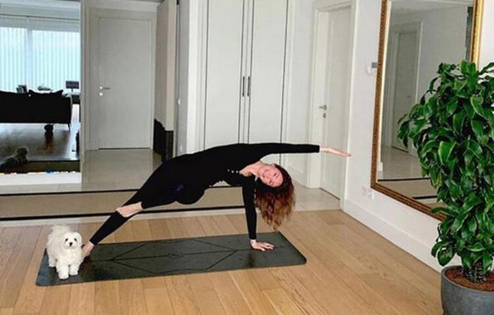 Ünlüler karantina günlerinde evlerini spor salonuna çevirdi