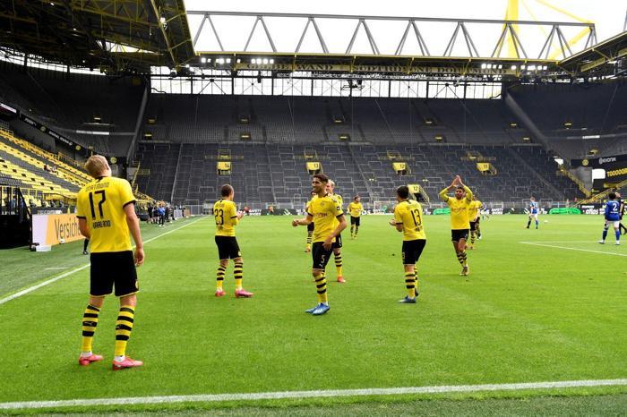 Futbola dönen Almanya Bundesligada dikkat çeken görüntüler