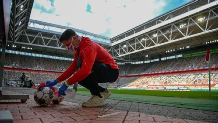 Futbola dönen Almanya Bundesligada dikkat çeken görüntüler