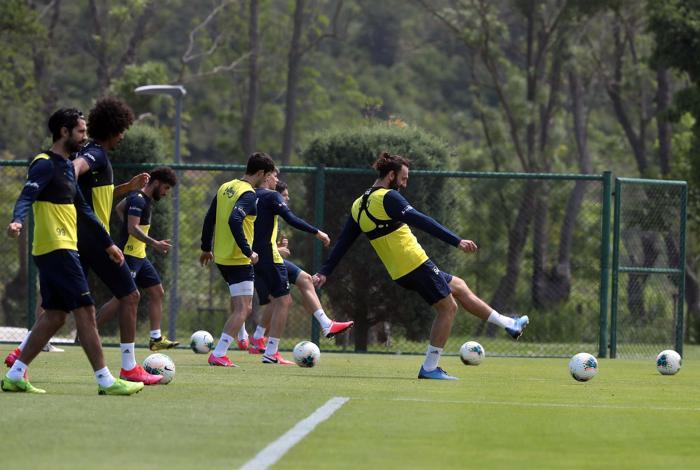 Fenerbahçe Rivada kampa girdi Aurelio işbaşı yaptı
