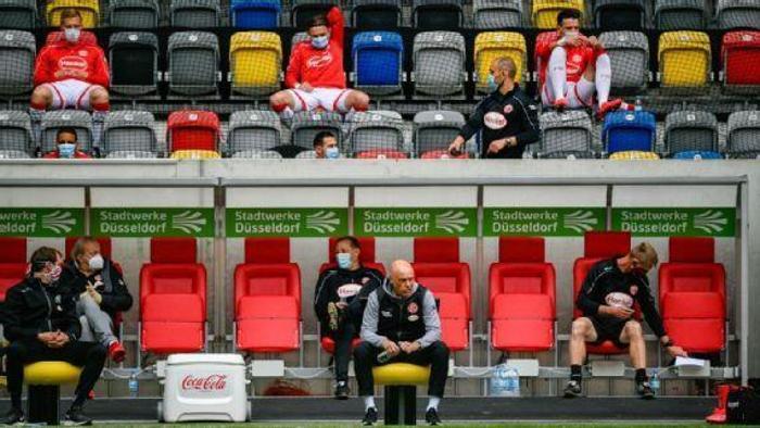 Futbola dönen Almanya Bundesligada dikkat çeken görüntüler