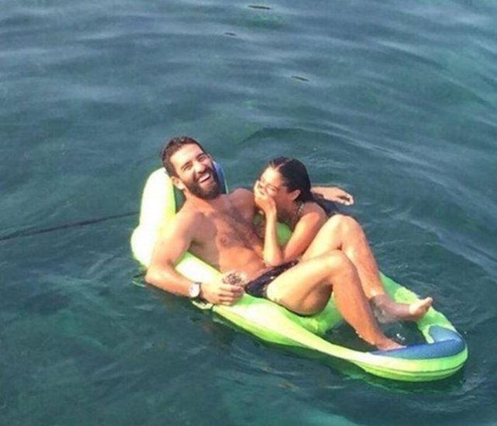 Berkay, Arda Turanın sahibi olduğu mekana gitti