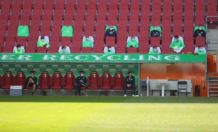 Futbola dönen Almanya Bundesligada dikkat çeken görüntüler