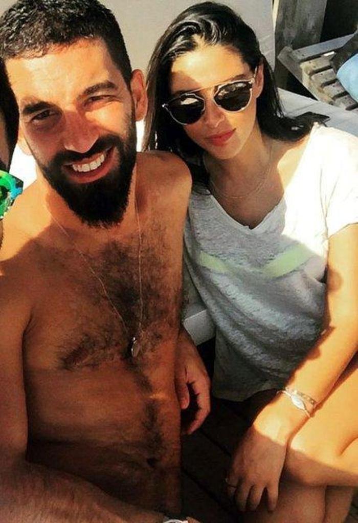 Berkay, Arda Turanın sahibi olduğu mekana gitti