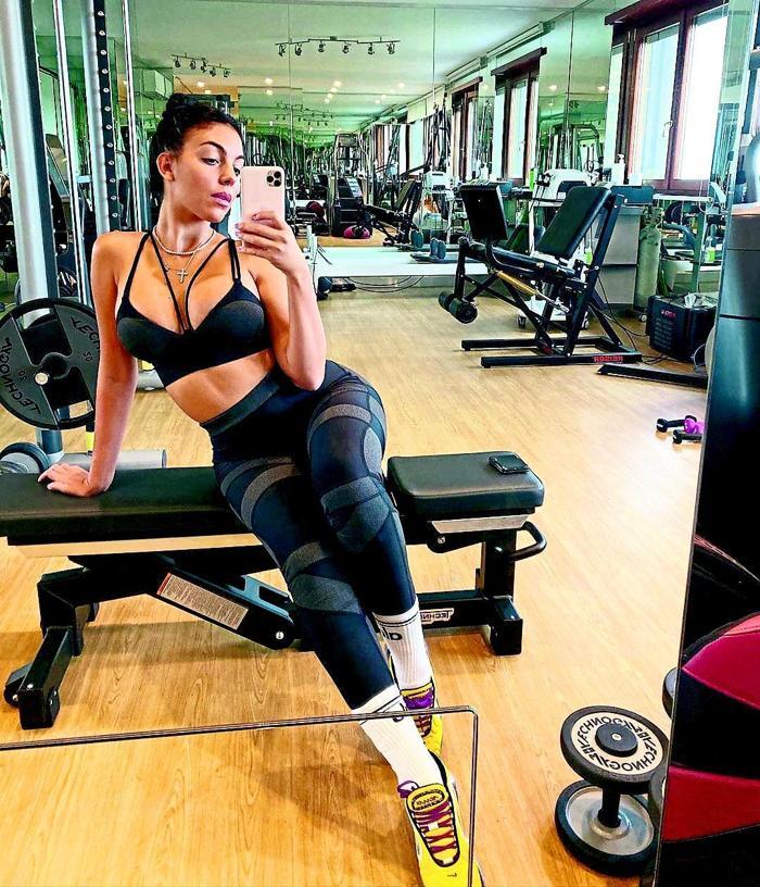 Georgina evinde çalışıyor