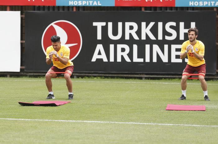 Galatasaray sahaya indi Eldivenli antrenman...