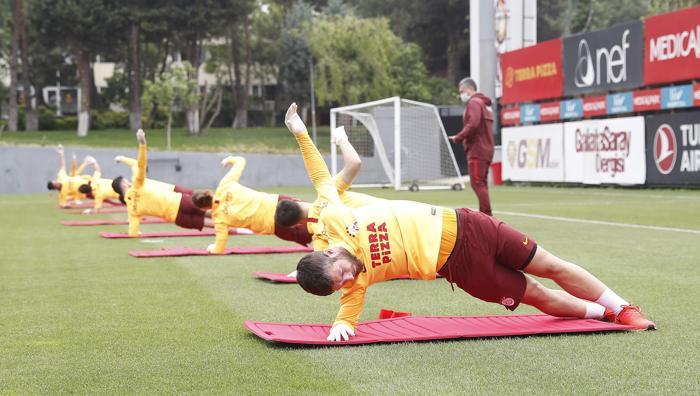 Galatasaray sahaya indi Eldivenli antrenman...
