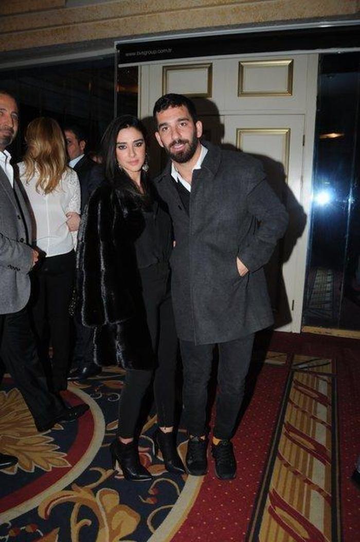 Berkay, Arda Turanın sahibi olduğu mekana gitti