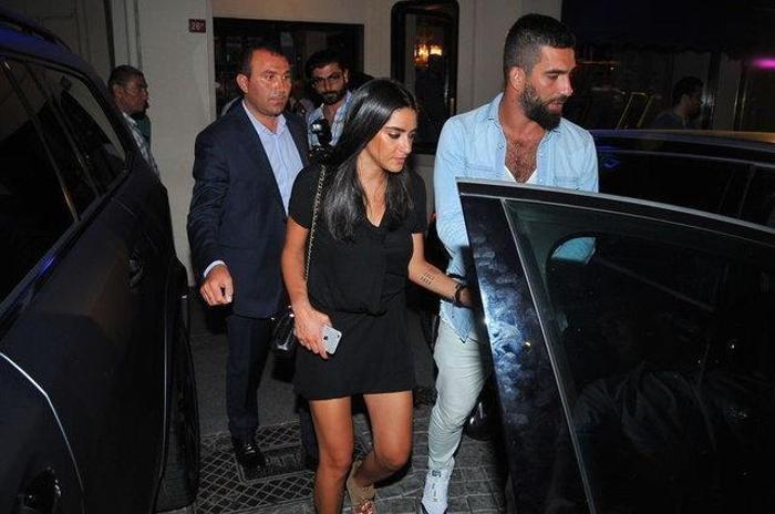 Berkay, Arda Turanın sahibi olduğu mekana gitti