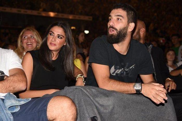 Berkay, Arda Turanın sahibi olduğu mekana gitti