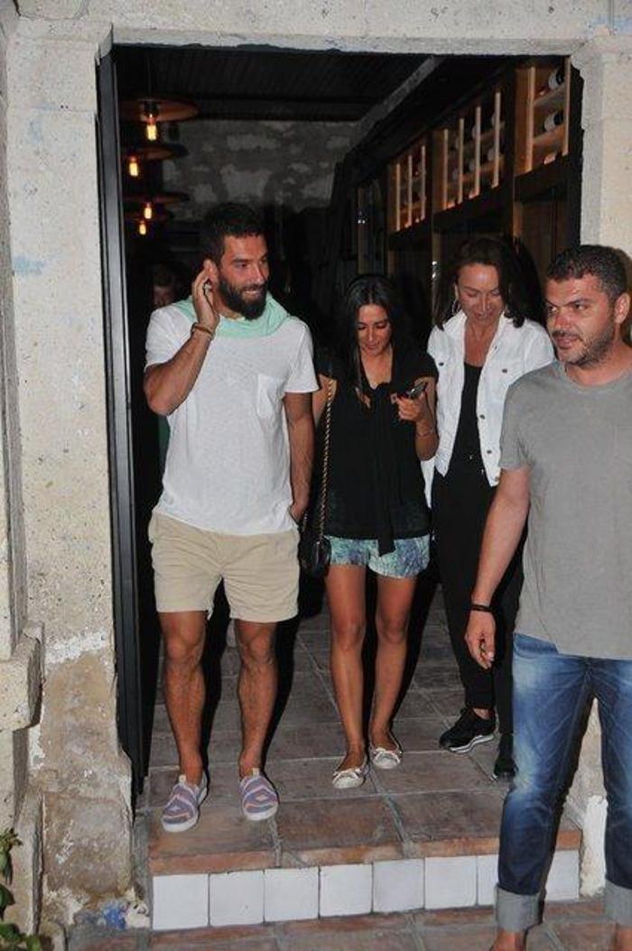 Berkay, Arda Turanın sahibi olduğu mekana gitti