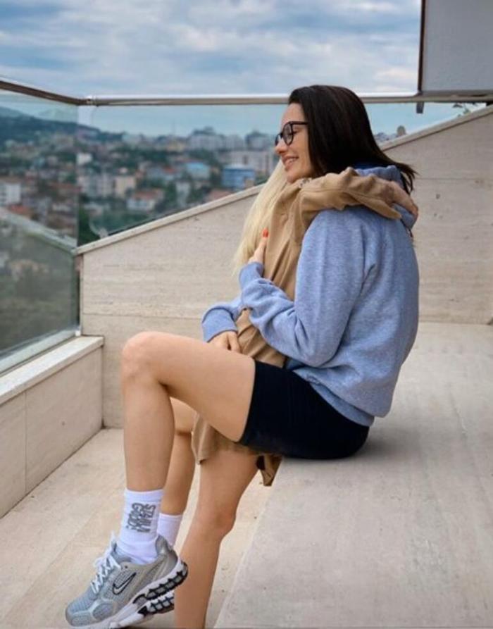 Yasemin Özilhandan teras pozları