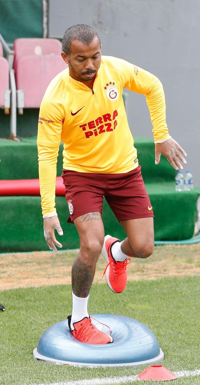 Galatasaray sahaya indi Eldivenli antrenman...