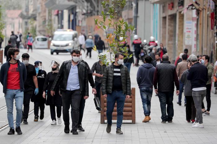 Uyarıya rağmen İstiklal Caddesi bugün de yoğun