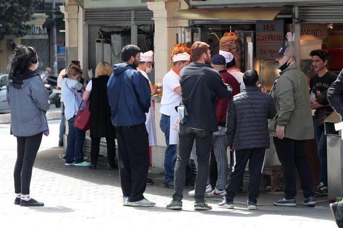 Uyarıya rağmen İstiklal Caddesi bugün de yoğun