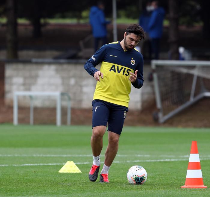 Fenerbahçede çalışmalar devam ediyor Sosyal mesafe kuralı...