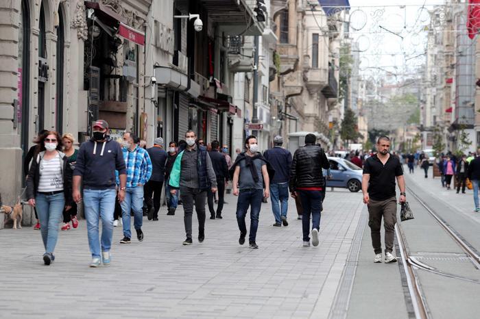 Uyarıya rağmen İstiklal Caddesi bugün de yoğun