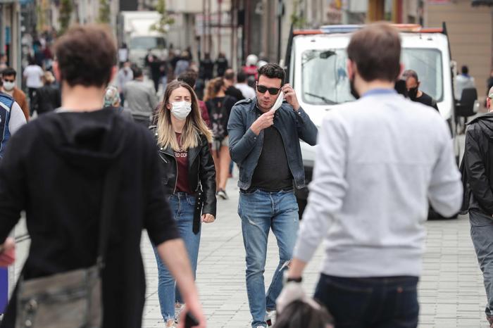 Uyarıya rağmen İstiklal Caddesi bugün de yoğun