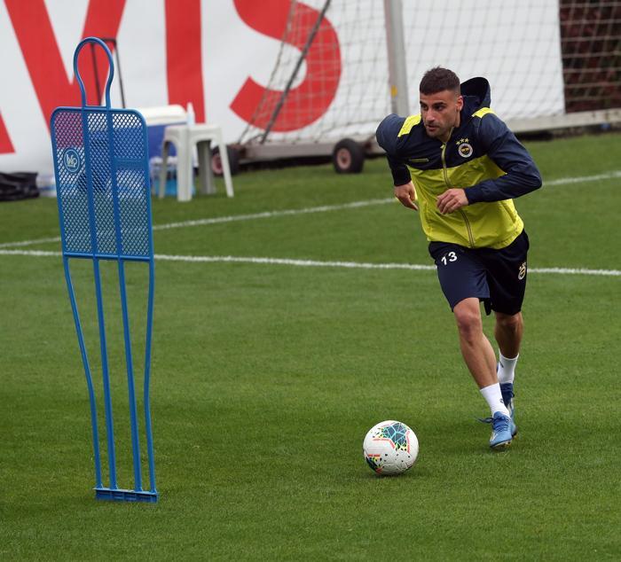 Fenerbahçede çalışmalar devam ediyor Sosyal mesafe kuralı...