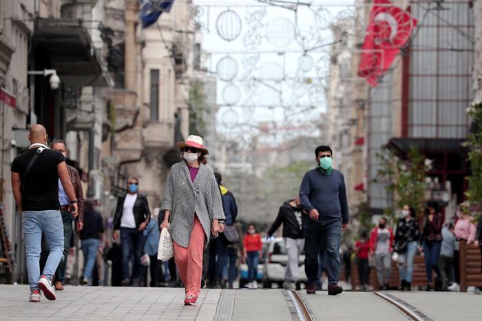 Uyarıya rağmen İstiklal Caddesi bugün de yoğun