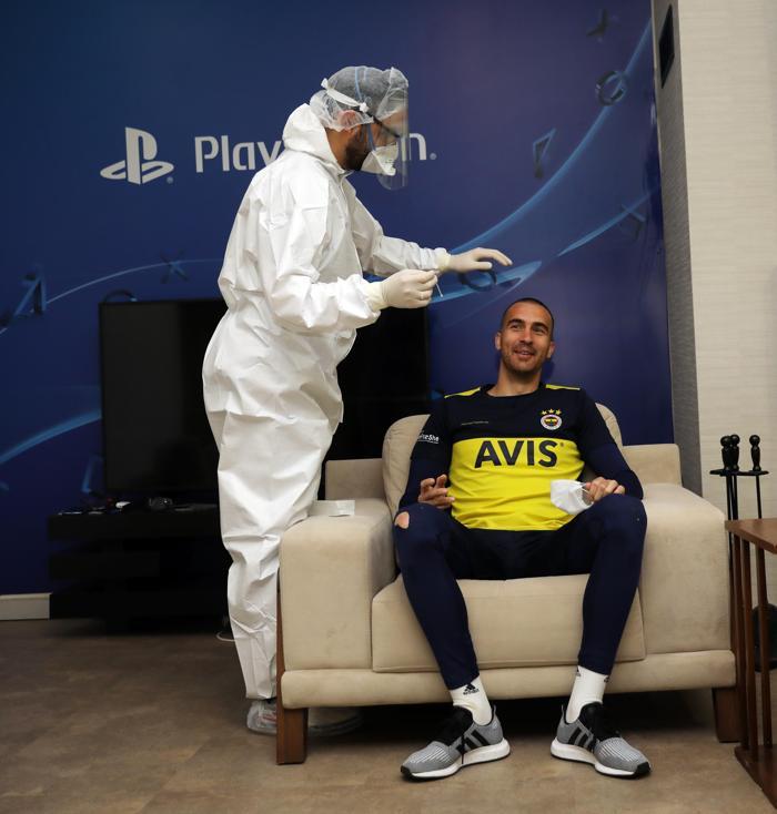 Fenerbahçede çalışmalar devam ediyor Sosyal mesafe kuralı...