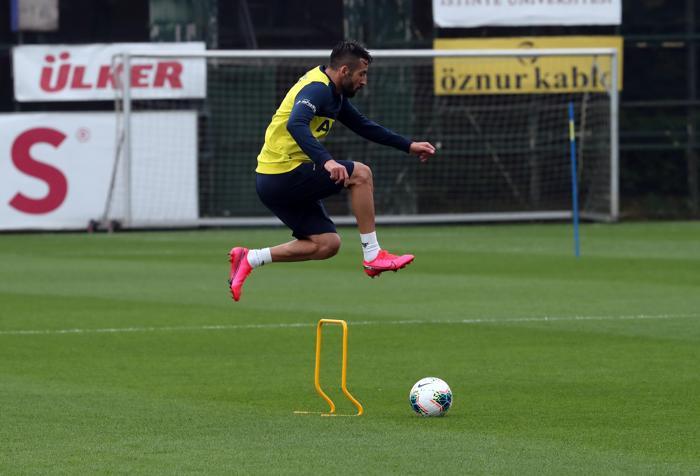 Fenerbahçede çalışmalar devam ediyor Sosyal mesafe kuralı...