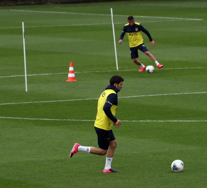 Fenerbahçede çalışmalar devam ediyor Sosyal mesafe kuralı...