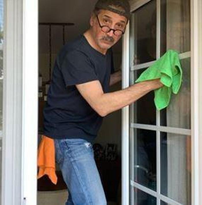 Sıkıntıdan camı sildi