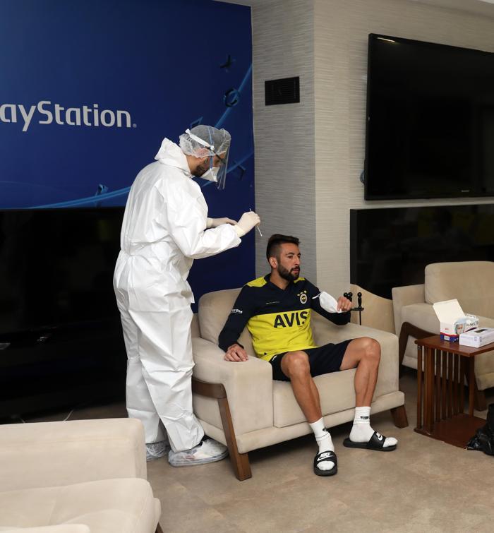 Fenerbahçede çalışmalar devam ediyor Sosyal mesafe kuralı...