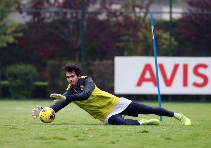 Fenerbahçede çalışmalar devam ediyor Sosyal mesafe kuralı...