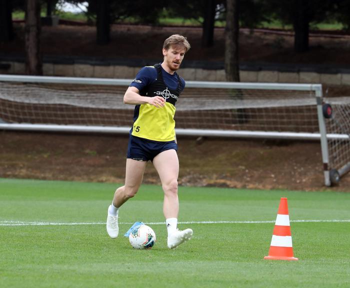 Fenerbahçede çalışmalar devam ediyor Sosyal mesafe kuralı...