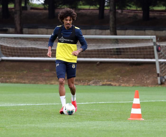 Fenerbahçede çalışmalar devam ediyor Sosyal mesafe kuralı...